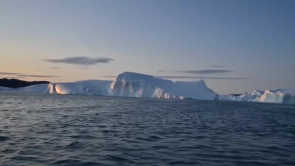 4K drijvende gletsjers in de Golf van Dicso Bay in het westen van Groenland — Stockvideo