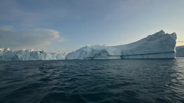 グリーンランド西部のディッソ湾に浮かぶ4Kの氷河 — ストック動画