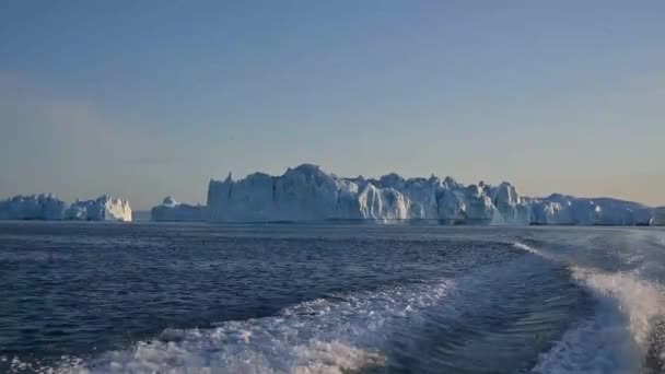 Glaciares flotantes 4K en el Golfo de Dicso Bay en el oeste de Groenlandia — Vídeos de Stock