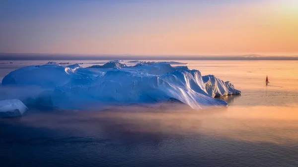 Плавающие ледники на фьорде Диско Бей Западная Гренландия — стоковое фото