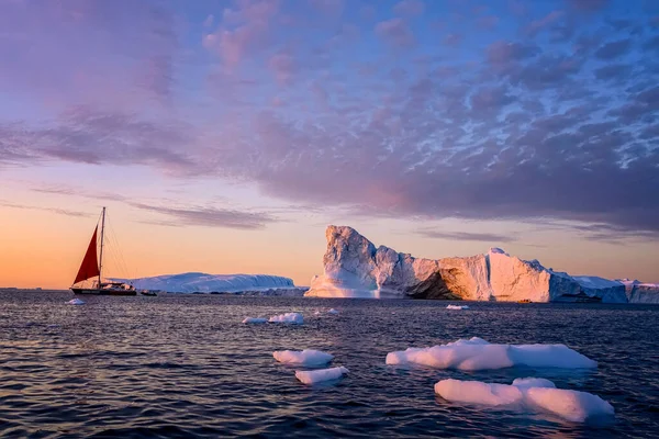 Úszó gleccserek a fjord diszkó öbölben Nyugat-Grönland — Stock Fotó