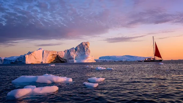 Drijvende gletsjers bij fjord Disco Bay West Groenland — Stockfoto