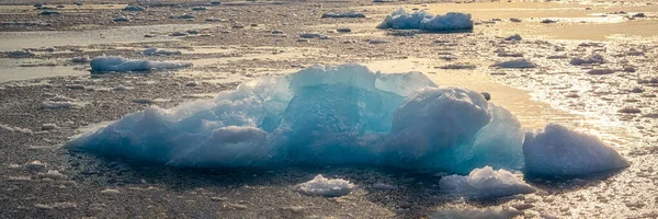 Flytende isbreer ved fjord Discobukten Vest-Grønland – stockfoto