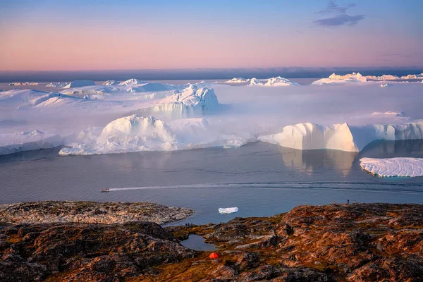Úszó gleccserek a fjord Disco Bay West Grönlandon köddel — Stock Fotó