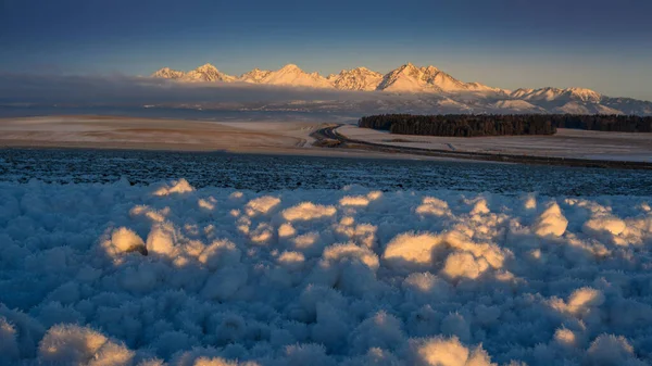 Tatras altos en la luz de la mañana con nieve congelada —  Fotos de Stock