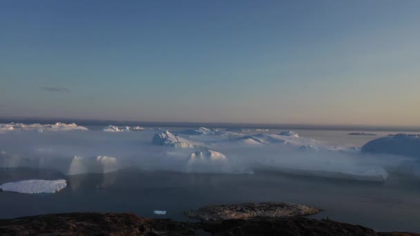 Glaciares flotantes 4K en el Golfo de Dicso Bay en el oeste de Groenlandia — Vídeo de stock