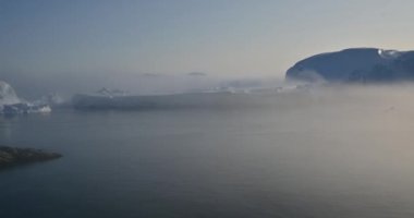 Grönland 'ın batısındaki Dicso Körfezi' nde 4K yüzen buzullar