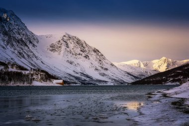 Lyngseidet Karnes dağı Kuzey Norveç 'te gün doğumunda