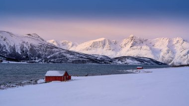 Lyngseidet Karnes Dağı, gün doğumunda kırmızı evle