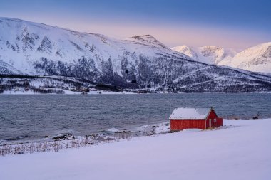 Lyngseidet Karnes Dağı, gün doğumunda kırmızı evle
