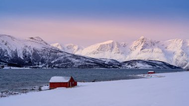 Lyngseidet Karnes Dağı, gün doğumunda kırmızı evle