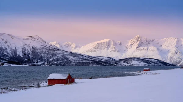 Lyngseidet Karnes Dağı, gün doğumunda kırmızı evle