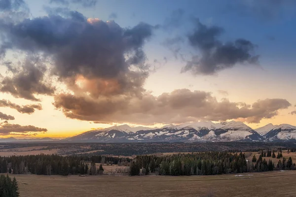 Puesta de sol con nubes de colores en los prados debajo de los Tatras occidentales —  Fotos de Stock