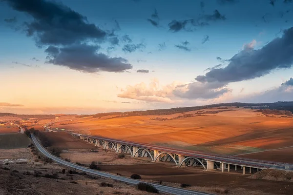 Šedá Chin kaple při západu slunce se zajímavým dálničním mostem v pozadí — Stock fotografie