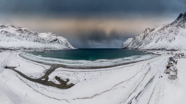 Zatoka, zatoka, Piaszczysta plaża z ogromnym falowaniem w Ersfjord o wschodzie słońca — Zdjęcie stockowe