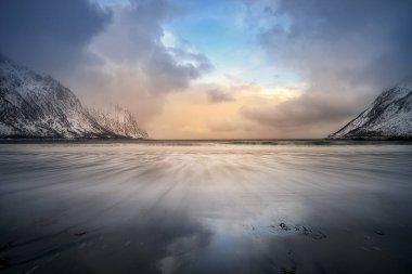 Körfez, körfez, kumsal, gün doğumunda Ersfjord 'da büyük bir sörf.