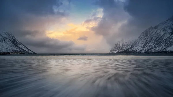 Golfo, baia, spiaggia di sabbia con un enorme surf a Ersfjord all'alba — Foto Stock