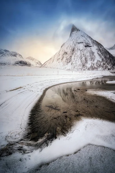 Golfo, baia, spiaggia di sabbia con un enorme surf a Ersfjord all'alba — Foto Stock