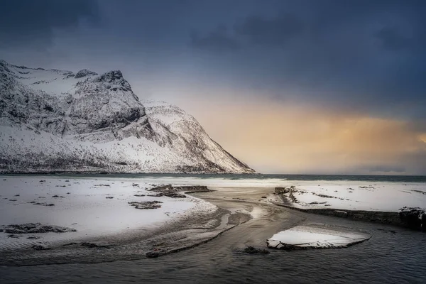 Golf, Bucht, Sandstrand mit einer riesigen Brandung im Ersfjord bei Sonnenaufgang — Stockfoto