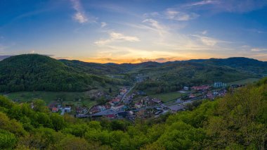Slovakya 'nın merkezindeki Zupkov köyünün üzerinde gün batımı