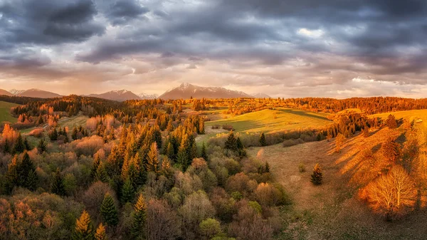 Ηλιοβασίλεμα στα λιβάδια κάτω από τα Tatras κάτω από την κορυφή του Krivan — Φωτογραφία Αρχείου