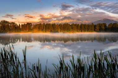 Slovakya 'nın kuzeyindeki Spisska Bela yakınlarındaki Beliansky Gölü' nde günbatımı