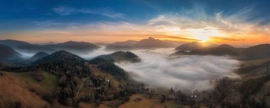 Arka planda Mala Fatra ve Slovakya ile birlikte Zazriva köyü üzerinde sis var.