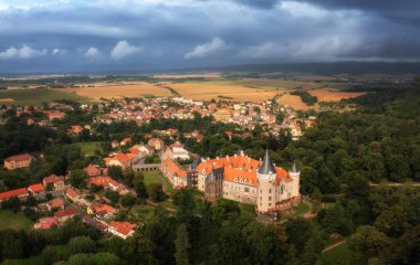 Çek Cumhuriyeti 'nde güneş ışığında Gotik Zleby Şatosu