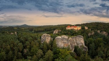 Hruba Skala Şatosu, gün batımında Bohem Cenneti 'nin ana hakimi.