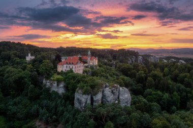 Hruba Skala Şatosu, gün batımında Bohem Cenneti 'nin ana hakimi.