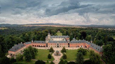 Yukarıdan Neo-Gotik Devlet Şatosu Sychrov