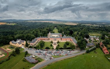 Yukarıdan Neo-Gotik Devlet Şatosu Sychrov