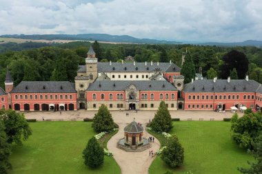 Yukarıdan Neo-Gotik Devlet Şatosu Sychrov