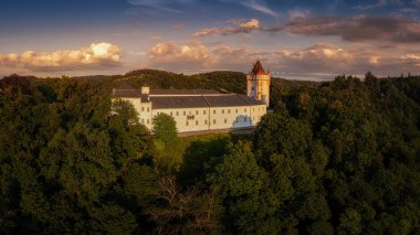 Beyaz Kale Hradec nad Moravici 'nin gün batımında beyaz kulesi