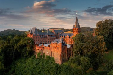 Ahır, taşıma evi ve kale duvarlı Hradec nad Moravici Red Castle