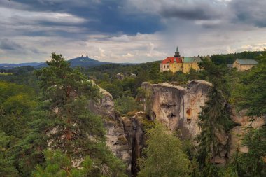 Hruba Skala Şatosu, gün batımında Bohem Cenneti 'nin ana hakimi.
