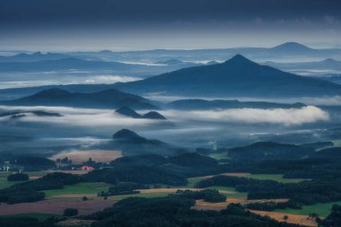 Güneşin doğuşundan önce Jested 'den sisle