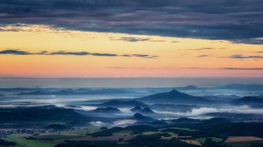 Güneşin doğuşundan önce Jested 'den sisle