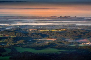 Güneş doğduktan sonra Jested vericisinden görüntü, arkada Trosky kalesi.