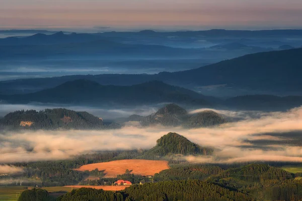 Güneş doğduktan sonra Jested vericisinden görüntü, arkada Trosky kalesi.