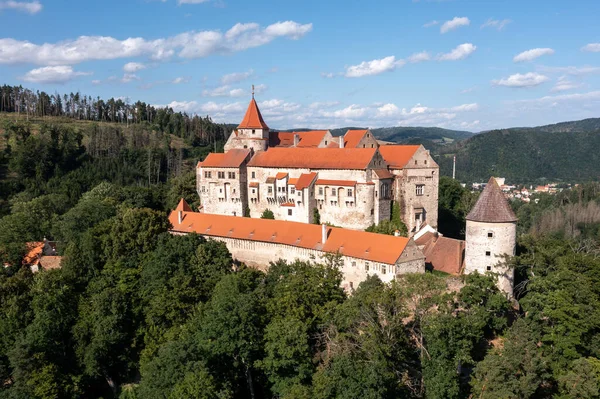 Çek Pernstein Şatosu gündüz görüşü