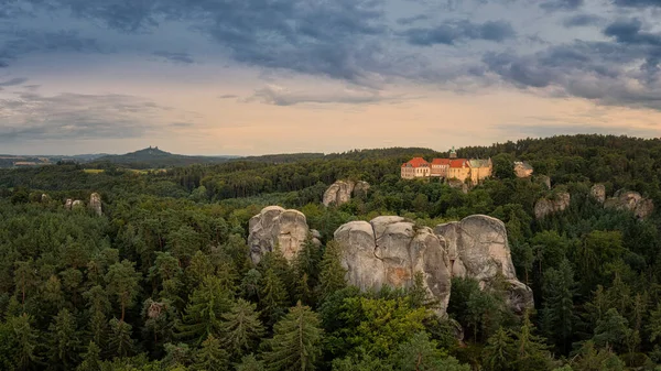 Hruba Skala Şatosu, gün batımında Bohem Cenneti 'nin ana hakimi.
