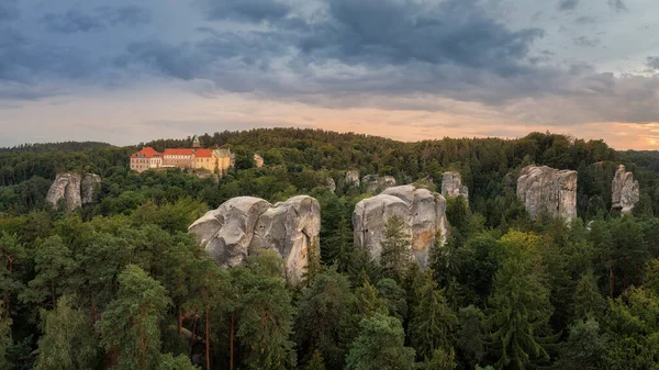 Hruba Skala Şatosu, gün batımında Bohem Cenneti 'nin ana hakimi.