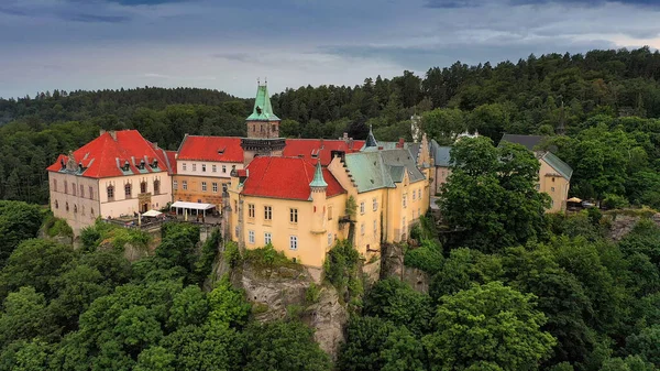 Hruba Skala Şatosu, gün batımında Bohem Cenneti 'nin ana hakimi.