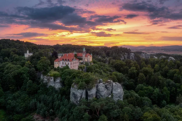 Hruba Skala Şatosu, gün batımında Bohem Cenneti 'nin ana hakimi.