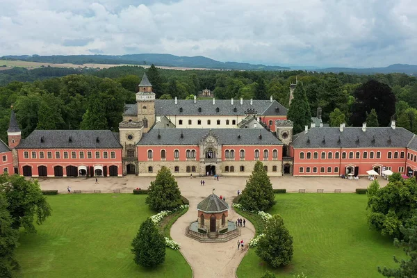 Yukarıdan Neo-Gotik Devlet Şatosu Sychrov