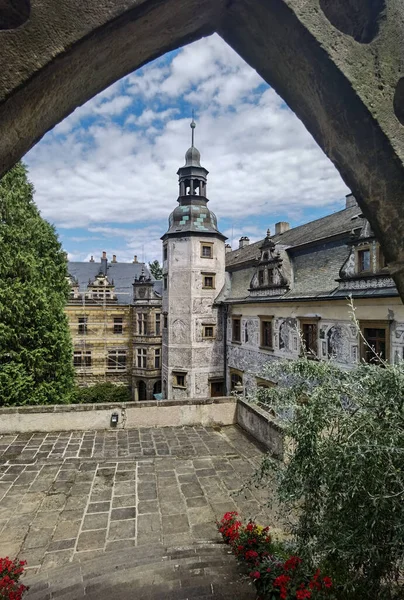 Frydlant Şatosu ortaçağ şatosu ve Rönesans şatosunu bulutlarla birleştiriyor.