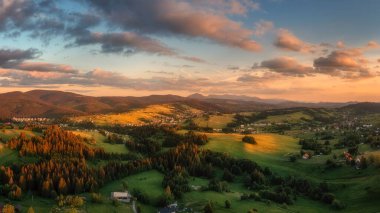 Slovakya 'da gün batımında Oravska Lesna köyü manzarası