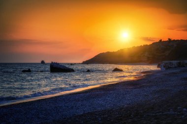 Kıbrıs 'ta gün batımında Petra tou Romiou' da Afrodit Kayalıkları