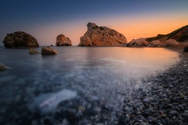 Kıbrıs 'ta gün batımında Petra tou Romiou' da Afrodit Kayalıkları